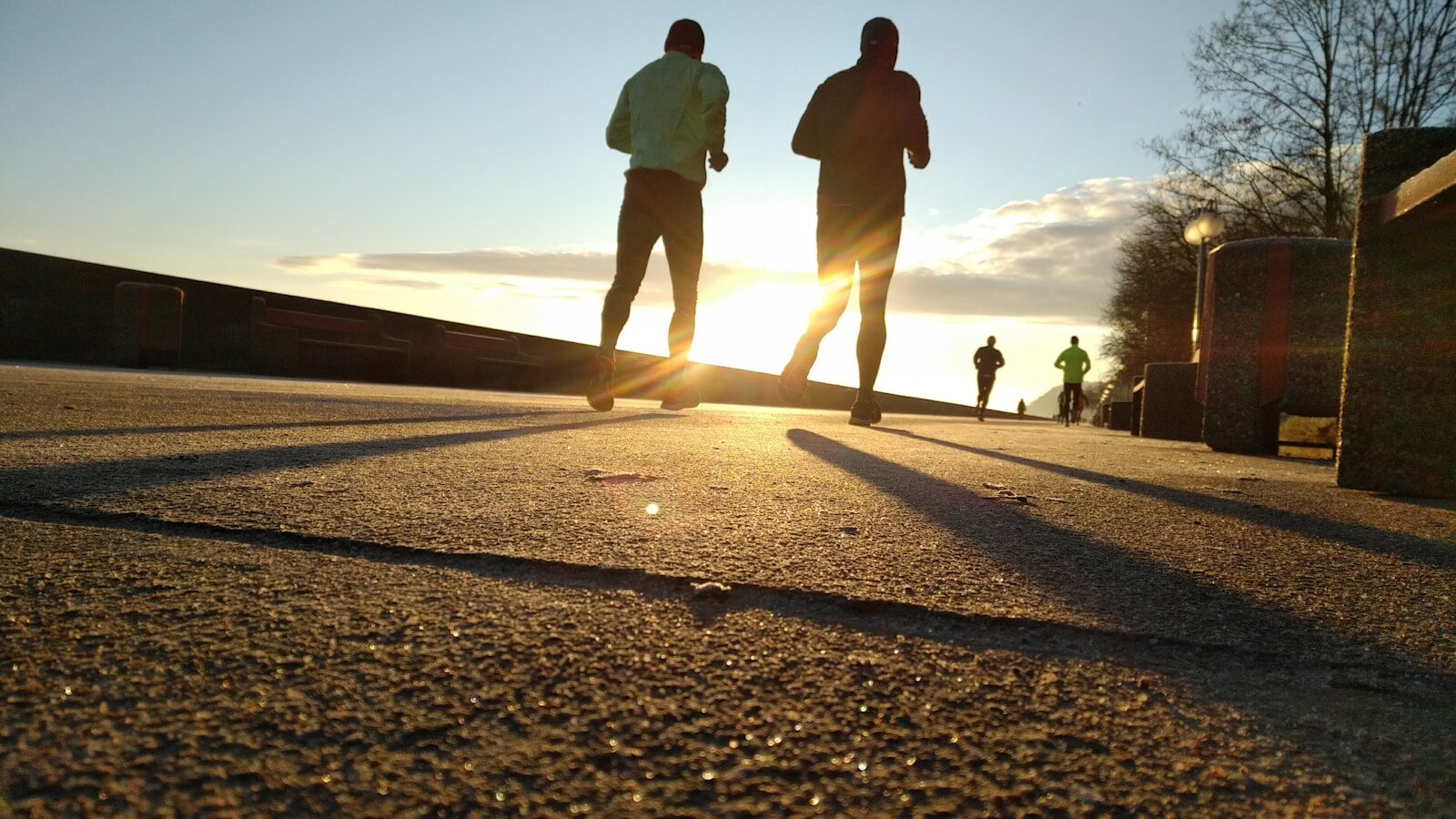 朝日を背に走る二人のランナー